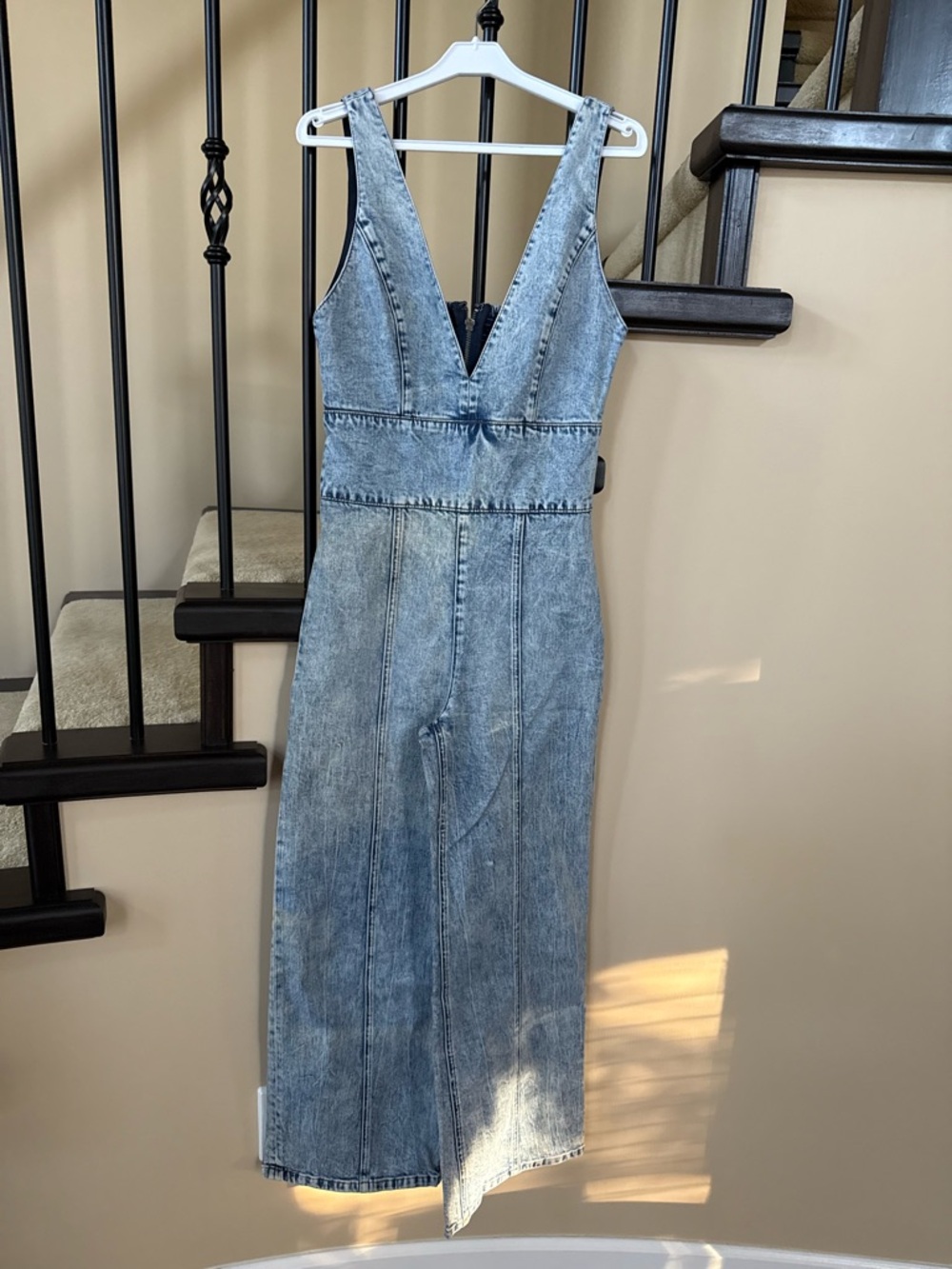 alice + olivia SANDRA DEEP V NECK JUMPSUIT - Picture 4 of 10
